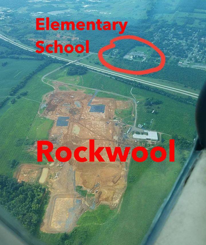 Luftfoto med fabriksgrund og naboskolen