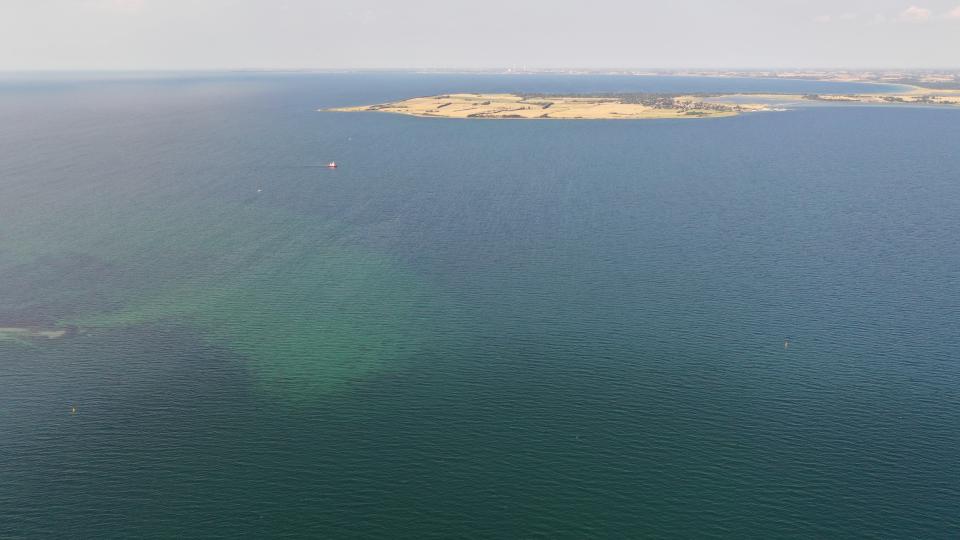 Her er dronefoto taget over Musholm havbrug. Det er kun halvdelen der er i drift, men der er gjort klar til anlæg af en udvidelse af havbruget. Foto: Jan Henningsen
